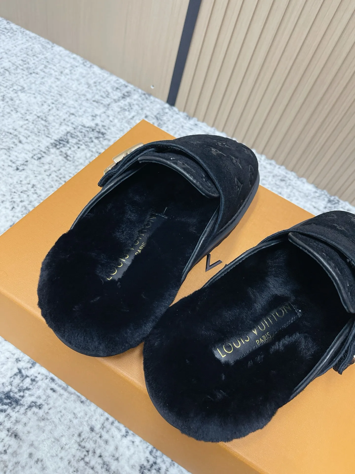 [L Home] P: 500💰 Size: 35-46 (female 40.41, male 45 46 custom-made) Top version Louis vuitton Lv top version LV couple's wool slippers New couple's Birkenstock slippers Cute and loveable, the foot feel is not too good Simple and high-end Sling-hee design Ready to wear and go Good news for lazy people Upper imported cowhide/imported old floral cloth Original hardware buckle, original molded high-density foam outsole. Fabric: Yangjing/classic jacquard fabric. Lining: imported wool lining. Sole: original foam combination sole.